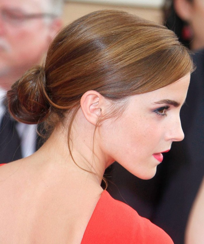 Untuk memberikan kesan elegan, Emma Watson menggunakan gaya rambut bun atau cepol yang sederhana dan mudah/foto: marieclaire.co.uk