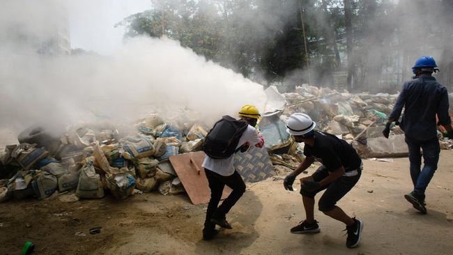 Bisnis China di Myanmar kembali menjadi sasaran demonstran anti kudeta militer. Kali ini para pedemo membakar pabrik dan bendera China.