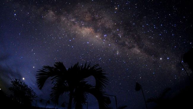 Istilah astrotourism dikenal sebagai kegiatan yang juga tren wisata baru, di mana pengunjung berwisata sembari mengamati benda-benda di langit.
