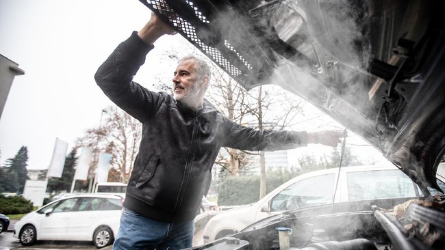 Bila tak ada cairan khusus radiator berupa coolant, Anda bisa menggunakan air AC tetapi perlu diingat ini tak antikarat.