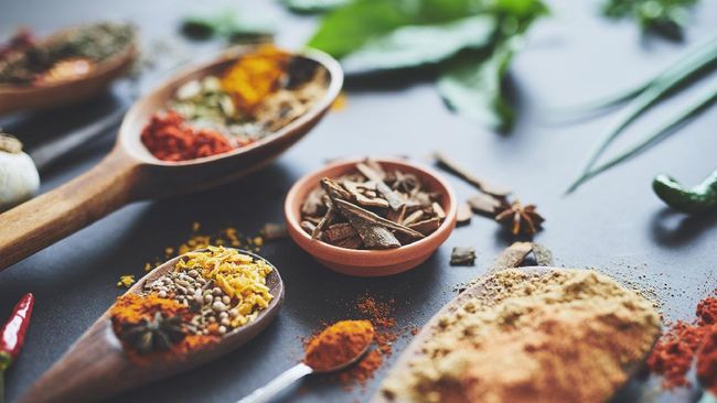 Selain untuk meningkatkan rasa dan aroma masakan, rempah juga bisa menunjang penurunan berat badan. Berikut 8 rempah peluntur lemak.