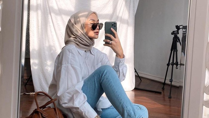 Tampil Stylish, Contek Mix and Match Skinny Jeans ala Influencer