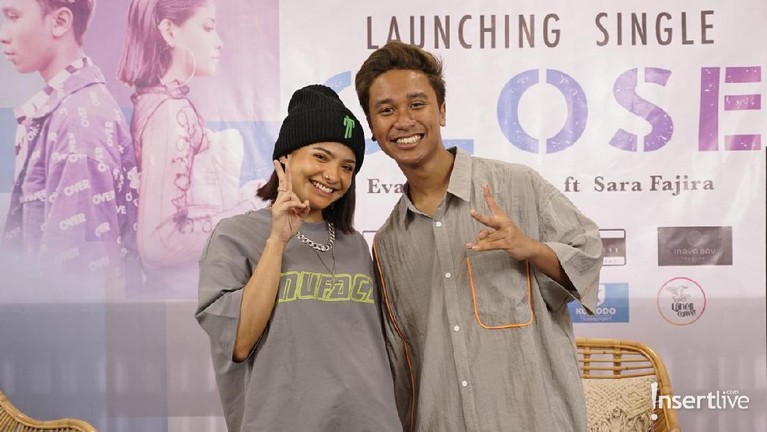 Sara Fajira dan Evan Lanell presscon single mereka yang baru. Intip gaya mereka, yuk!
