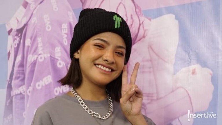 Sara Fajira dan Evan Lanell presscon single mereka yang baru. Intip gaya mereka, yuk!