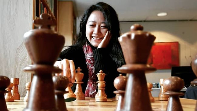 Irene Kharisma Sukandar sukses mengalahkan Dadang Subur alias Dewa Kipas dalam pertarungan catur, Senin (22/3) sore.