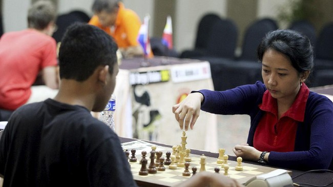 Women Grandmaster (WGM) Irene Kharisma Sukandar diklaim sudah menerima tantangan adu catur dari Dewa Kipas atau Dadang Subur.
