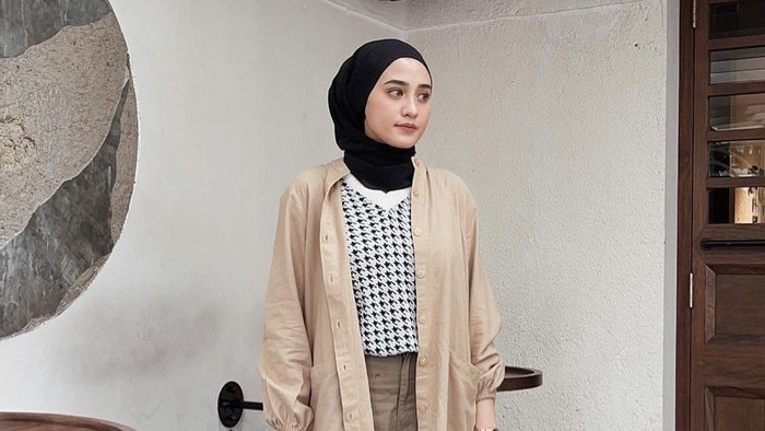 Kece Badai, Ini 5 Outfit Hijab Simpel dan Fashionable ala Helmi Nursifah