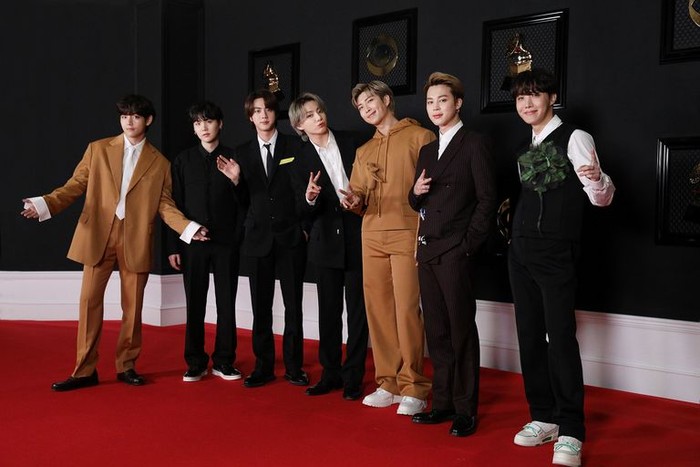 Pada Grammy Awards tahun ini, BTS tampil dengan rancangan dari Louis Vuitton. Mereka memakai koleksi Virgil Abloh's Fall 2021, dengan dominan warna hitam dan coklat/Sumber/Big Hit Entertainment.