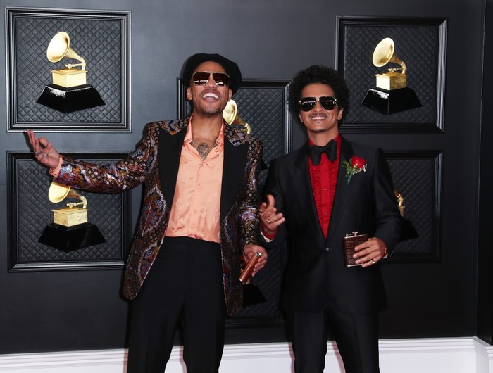 Bruno Mars dan Anderson Paak hadir untuk tampil dalam proyek kolaborasi mereka Silk Sonik. Keduanya tampil di red carpet dengan setelan jas dan kompak dengan kacamata hitam/Sumber/LA Times.
