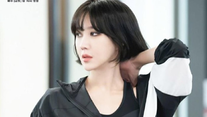 Penampilan baru Lee Ji Ah di drama Korea The Penthouse 2 bikin penonton pangling. Artis Korea ini dibanjiri pujian karena terlihat cantik awet muda di usia 43 tahun.