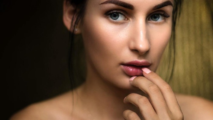 Lip Balm VS Lip Serum, Mana yang Lebih Baik untuk Kesehatan Bibir? Lip Balm VS Lip Serum, Mana yang Lebih Baik untuk Kesehatan Bibir?