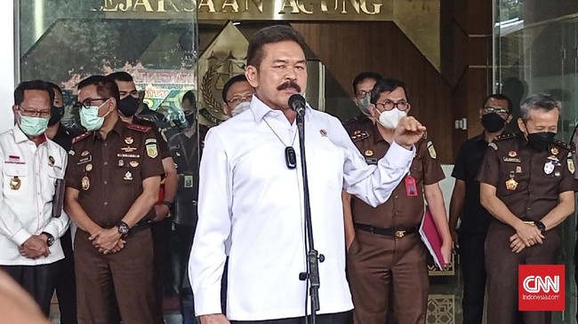 Direktur Eksekutif Jaga Adhyaksa David Sitorus melaporkan Jaksa Agung ke Komisi Aparatur Sipil Negara (KASN) terkait dugaan poligami.