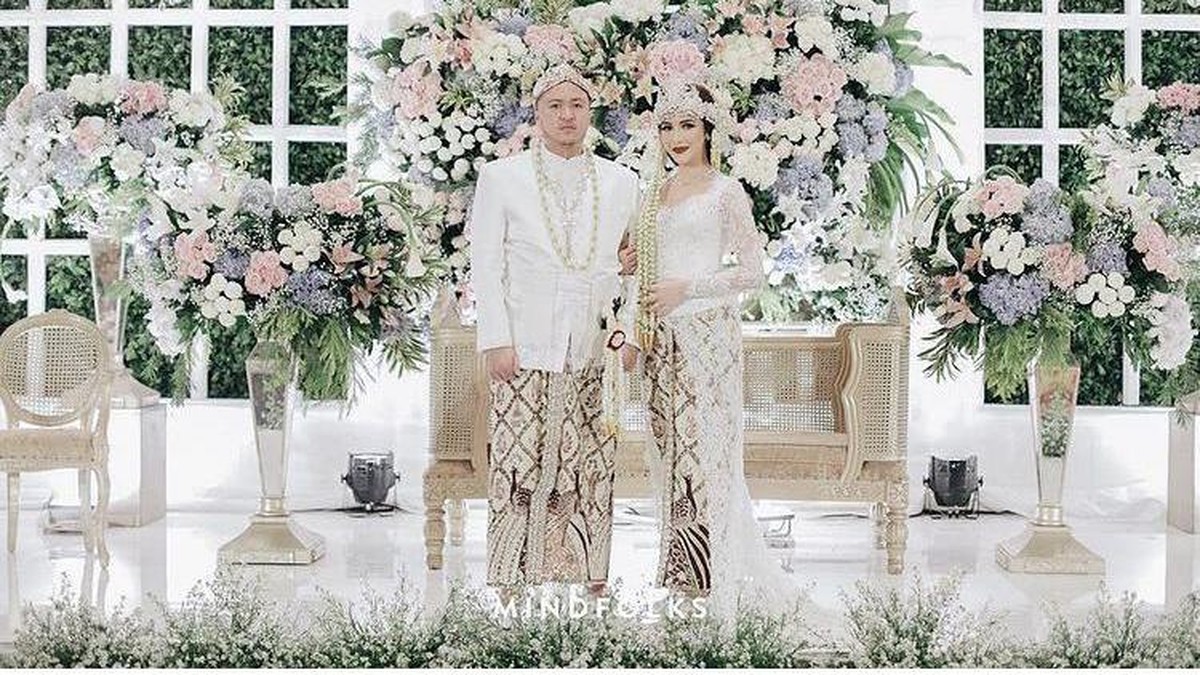 Syahra Larez artis cantik yang pernah menjalani asrama yang cukup lama dengan Rizky Billar baru saja melangsungkan pernikahan&period; Berikut momen bahagia penikahan Syahra Larez&period;