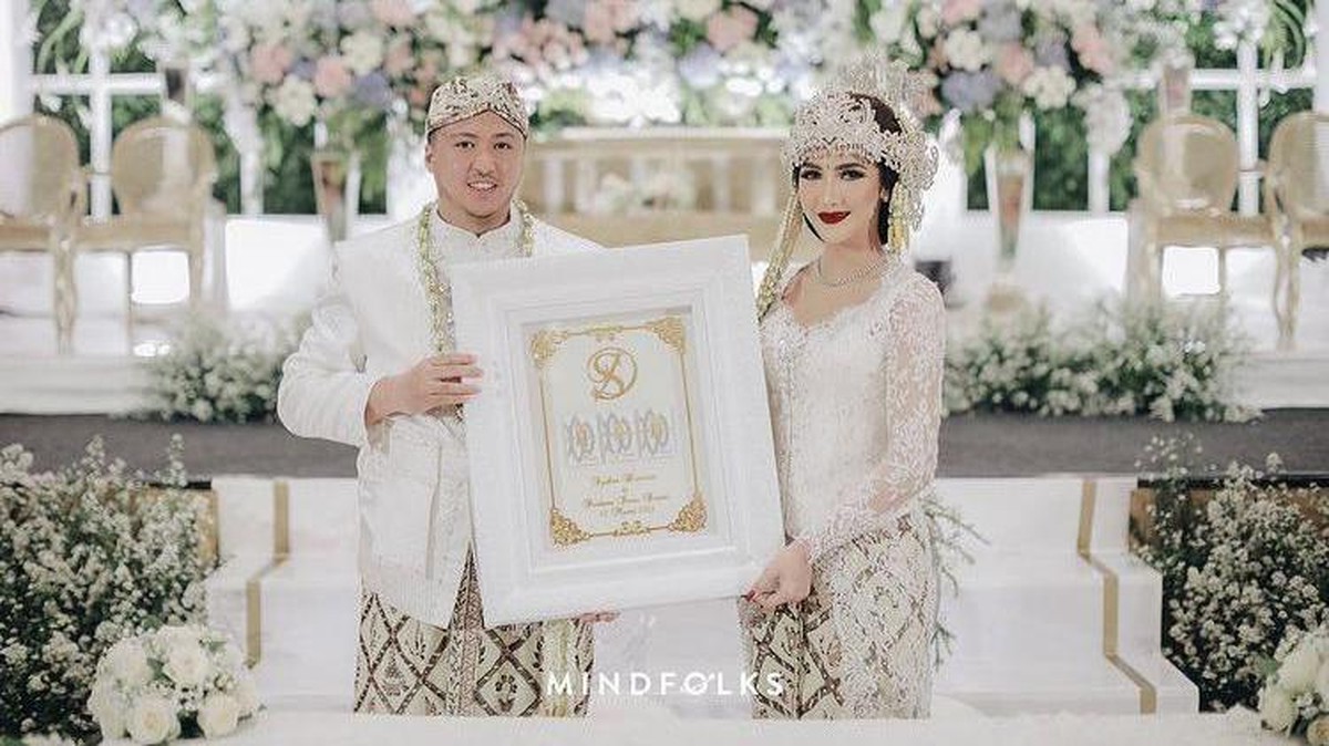 Syahra Larez artis cantik yang pernah menjalani asrama yang cukup lama dengan Rizky Billar baru saja melangsungkan pernikahan&period; Berikut momen bahagia penikahan Syahra Larez&period;