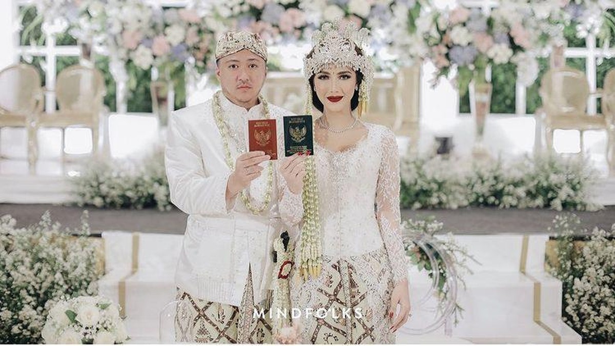 Syahra Larez artis cantik yang pernah menjalani asrama yang cukup lama dengan Rizky Billar baru saja melangsungkan pernikahan&period; Berikut momen bahagia penikahan Syahra Larez&period;