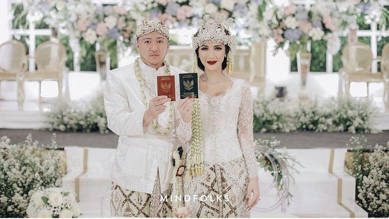 Momen Bahagia Pernikahan Syahra Larez Mantan Rizky Billar Syahra Larez artis cantik yang pernah menjalani asrama yang cukup lama dengan Rizky Billar baru saja melangsungkan pernikahan. Berikut momen bahagia penikahan Syahra Larez.