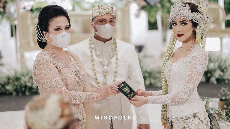 Momen Bahagia Pernikahan Syahra Larez Mantan Rizky Billar Syahra Larez artis cantik yang pernah menjalani asrama yang cukup lama dengan Rizky Billar baru saja melangsungkan pernikahan. Berikut momen bahagia penikahan Syahra Larez.