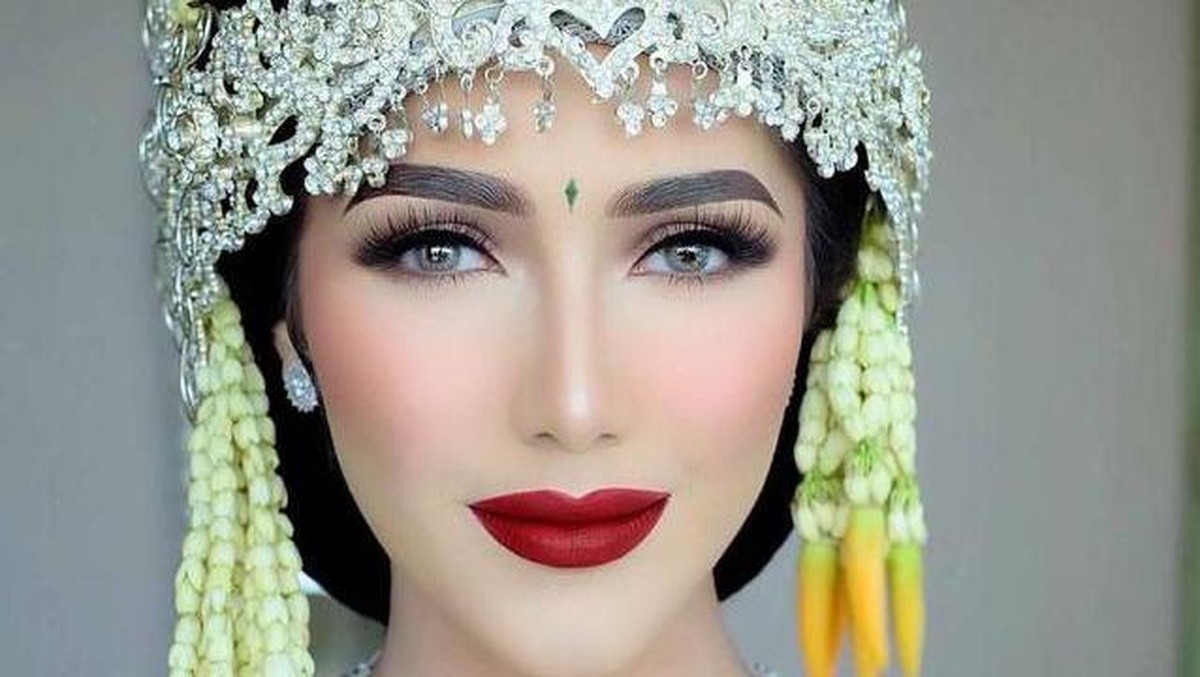 Syahra Larez artis cantik yang pernah menjalani asrama yang cukup lama dengan Rizky Billar baru saja melangsungkan pernikahan&period; Berikut momen bahagia penikahan Syahra Larez&period;