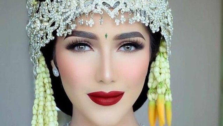 Momen Bahagia Pernikahan Syahra Larez Mantan Rizky Billar Syahra Larez artis cantik yang pernah menjalani asrama yang cukup lama dengan Rizky Billar baru saja melangsungkan pernikahan. Berikut momen bahagia penikahan Syahra Larez.