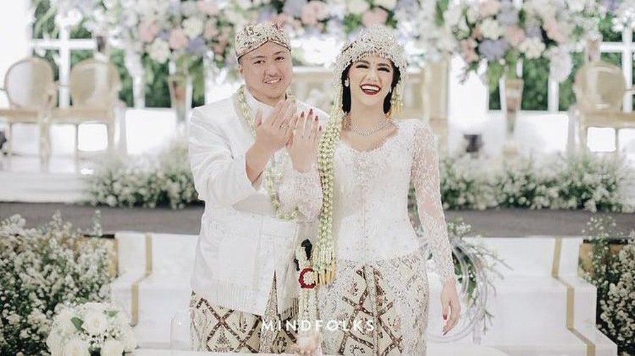 Syahra Larez artis cantik yang pernah menjalani asrama yang cukup lama dengan Rizky Billar baru saja melangsungkan pernikahan. Berikut momen bahagia penikahan Syahra Larez.