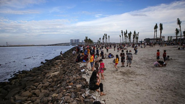 Pantai Indah Kapuk (PIK), Pantai Pasir Putih, dan Pantai Maju, Jakarta Utara, ditutup lantaran antrean panjang di akhir pekan lebaran.