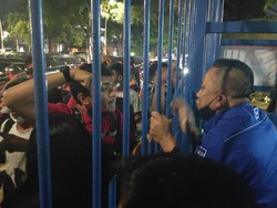 Pendemo Geruduk DPP Minta PD Tak Libatkan Mahasiswa di Kisruh Partai