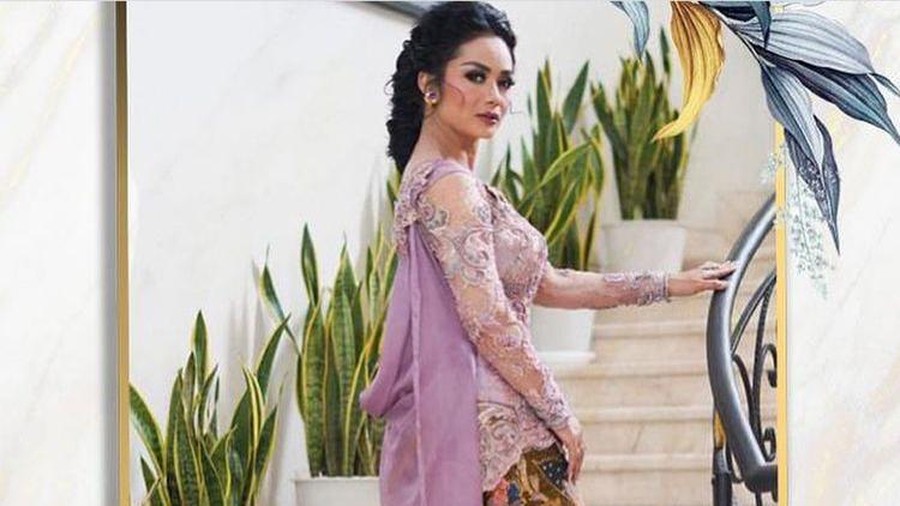 Kebaya Krisdayanti saat menghadiri lamaran Aurel dan Atta jadi perbincangan. Berikut penampakannya!