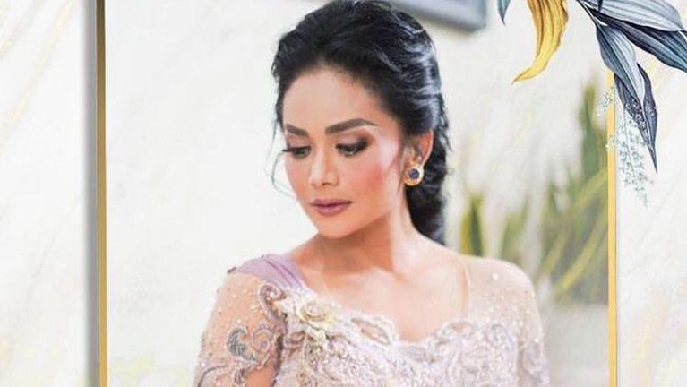 Kebaya Krisdayanti saat menghadiri lamaran Aurel dan Atta jadi perbincangan. Berikut penampakannya!