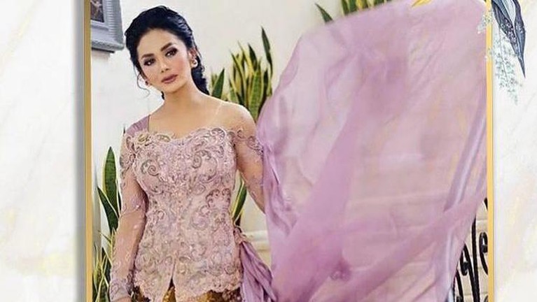 Kebaya Krisdayanti saat menghadiri lamaran Aurel dan Atta jadi perbincangan. Berikut penampakannya!