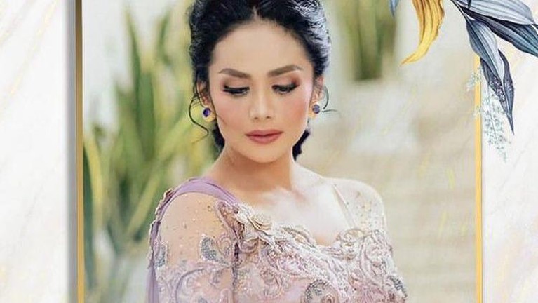 Kebaya Krisdayanti saat menghadiri lamaran Aurel dan Atta jadi perbincangan. Berikut penampakannya!