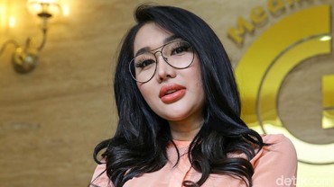 img-title Ngaku Siap Menikah, Lucinta Luna Dipertanyakan Jadi Suami atau Istri?