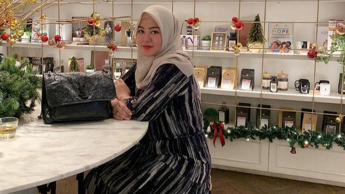 Sherrin Tharia mantan istri Zumi Zola dulu berhijab&comma; sekarang mengunggah fotonya tanpa hijab&period; Berikut perbedaan dulu berhijab dan sekarang lepas hijab&excl;