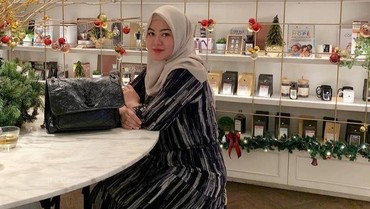 Unggahan Terakhir Sebelum Mantan Istri Zumi Zola Lepas Hijab Ikut Disorot