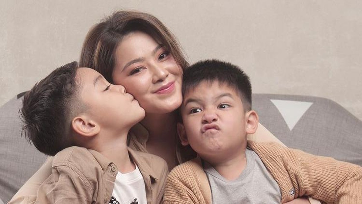 Sherrin Tharia mantan istri Zumi Zola dulu berhijab&comma; sekarang mengunggah fotonya tanpa hijab&period; Berikut perbedaan dulu berhijab dan sekarang lepas hijab&excl;