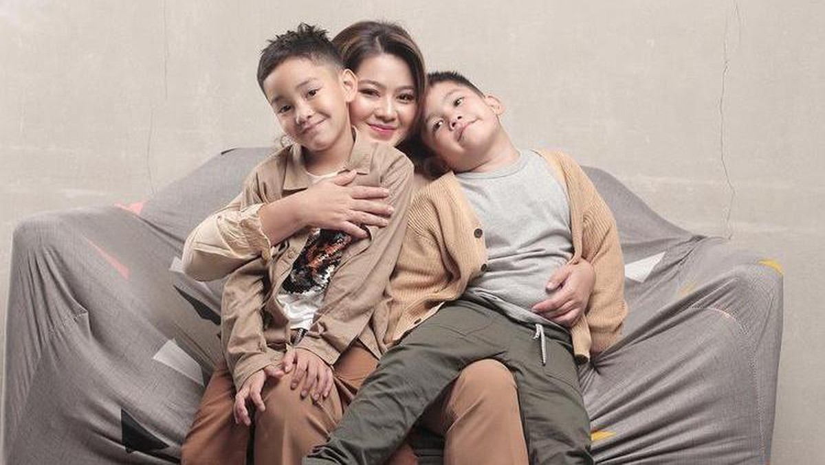 Sherrin Tharia mantan istri Zumi Zola dulu berhijab&comma; sekarang mengunggah fotonya tanpa hijab&period; Berikut perbedaan dulu berhijab dan sekarang lepas hijab&excl;