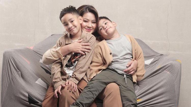 Perbedaan Mantan Istri Zumi Zola Dulu Berhijab Sekarang Lepas Hijab Sherrin Tharia mantan istri Zumi Zola dulu berhijab, sekarang mengunggah fotonya tanpa hijab. Berikut perbedaan dulu berhijab dan sekarang lepas hijab!