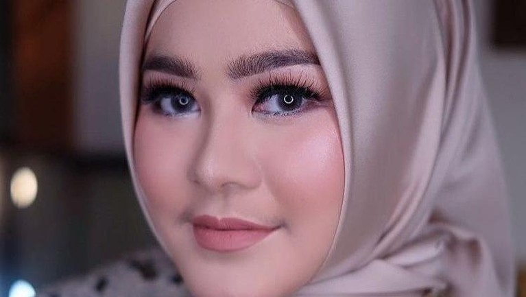 Perbedaan Mantan Istri Zumi Zola Dulu Berhijab Sekarang Lepas Hijab Sherrin Tharia mantan istri Zumi Zola dulu berhijab, sekarang mengunggah fotonya tanpa hijab. Berikut perbedaan dulu berhijab dan sekarang lepas hijab!