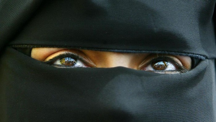 Sri Lanka telah mengambil langkah signifikan untuk melarang burka dan penutup wajah lainnya di tempat umum, dengan alasan keamanan nasional.