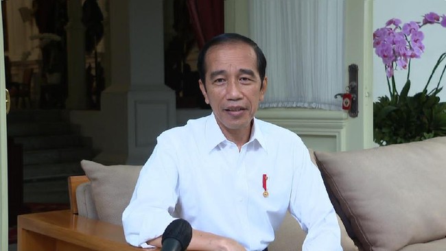 Jokowi meminta masyarakat harus adaptif dengan era saat ini yang dipenuhi disrupsi dan tak terpaku pada kebesaran masa lalu.