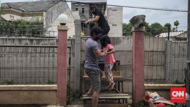 Konflik tanah di Tangerang, Banten, berujung penutupan rumah dengan pagar beton setinggi 1,5 meter hingga warga terpaksa memanjat.