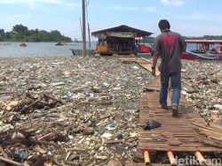 Jorok! Pesisir Waduk Jatigede Dipenuhi Lautan Sampah