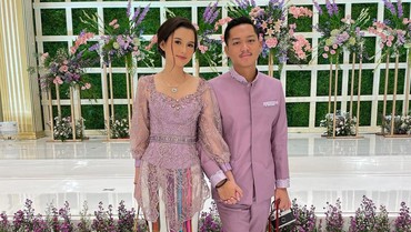 img-title Azriel Gandeng Sarah Menzel di Lamaran Aurel, Begini Reaksi Ashanty & KD