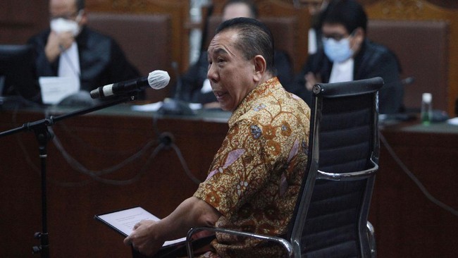 Sejumlah terdakwa korupsi mendapat pemotongan hukuman di tingkat banding, kasasi, maupun peninjauan kembali. Terbaru Djoko Tjandra yang mendapat diskon hukuman.