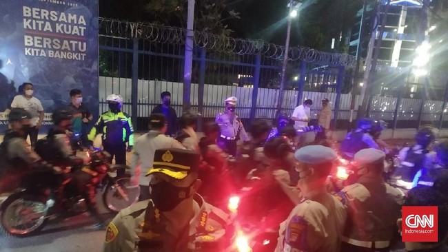 Polisi membubarkan massa di depan kantor DPP Partai Demokrat, Menteng karena dianggap tak memiliki izin dan sudah larut malam.