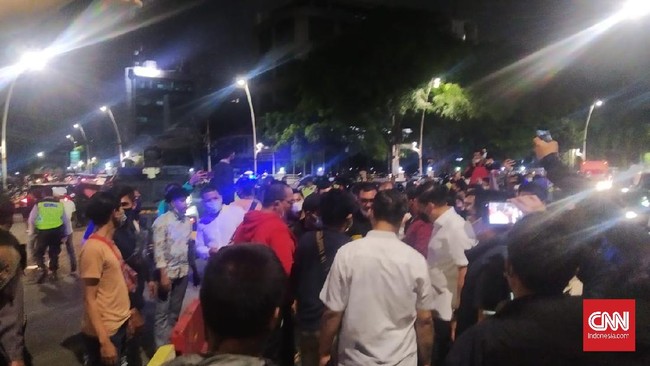 Puluhan massa yang mengaku mahasiswa menggeruduk kantor DPP Partai Demokrat di Menteng karena mau minta klarifikasi soal dukungan teman mereka ke Demokrat.