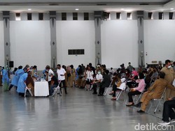 Vaksinasi Covid-19 untuk ASN di Yogyakarta Sempat Picu Kerumunan!