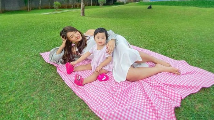 5 OOTD ala Alea Putri Cantik Raditya Dika dan Anissa Aziza