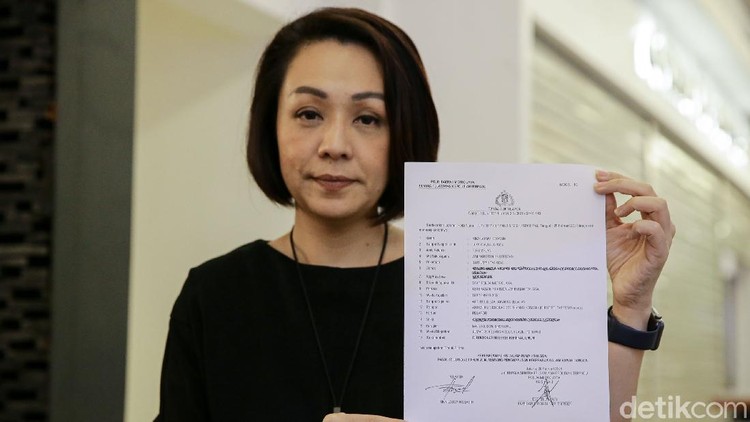Isteri Direktur Utama Taspen Antonius Nicholas Stephanus Kosasih, Rina Lauwy Kosasih terlihat meneteskan air mata usai jalani pemeriksaan di Polda Metro Jaya.