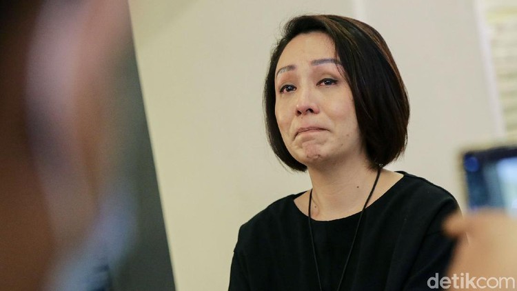 Isteri Direktur Utama Taspen Antonius Nicholas Stephanus Kosasih, Rina Lauwy Kosasih terlihat meneteskan air mata usai jalani pemeriksaan di Polda Metro Jaya.