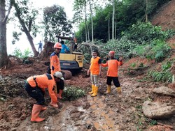 Tebing Longsor Tutup Jalan di Karanganyar, Evakuasi Terkendala Hujan